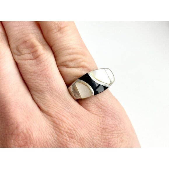 Modernist Mother of Pearl & Black Onyx Sterling Unisex Vintage Ring - sz 5.75 - Picture 5 of 9